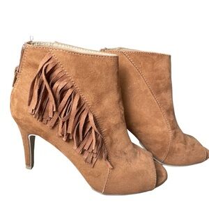 New Directions  brown suede booties with fringe, size 7. Perfect for fall 🍁